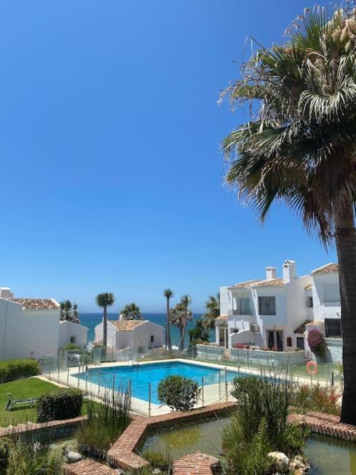 Ferienhaus Nyrenoverat! Beachfront Townhouse Med Pool