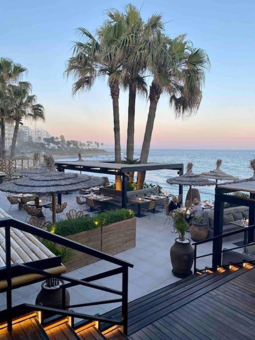 Nyrenoverat! Beachfront Townhouse Med Pool Ferienhaus *