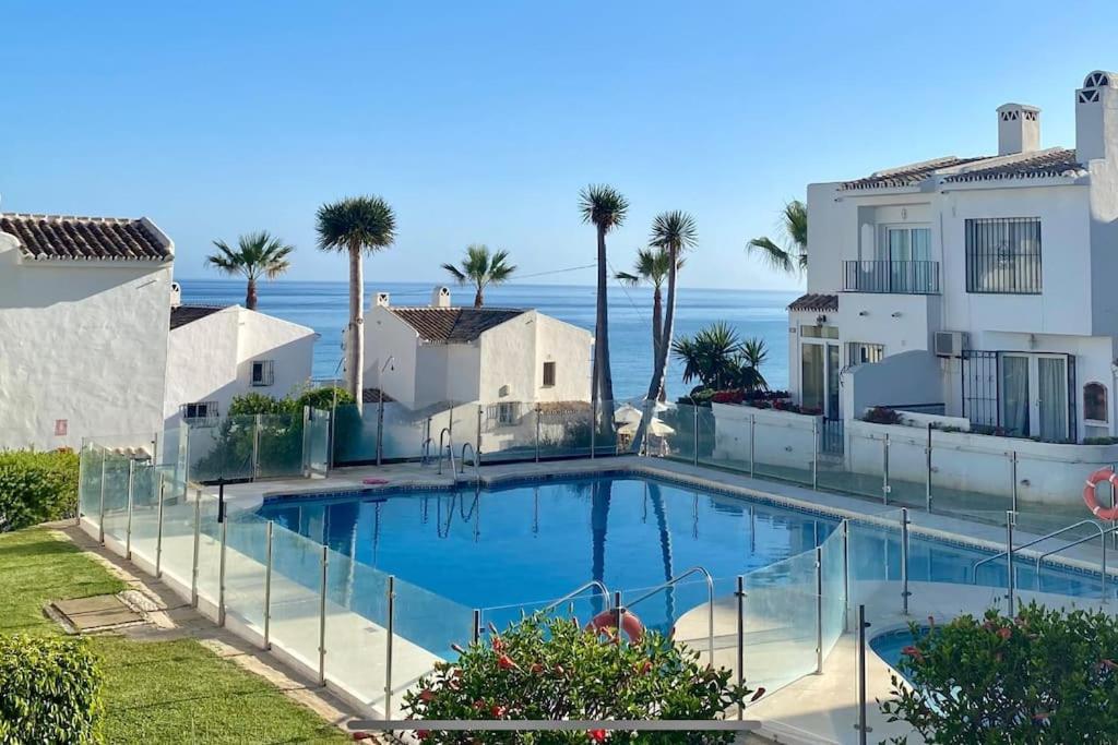 Nyrenoverat! Beachfront Townhouse Med Pool Ferienhaus