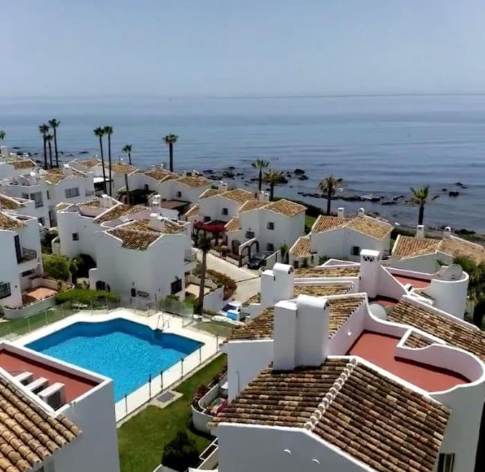 Nyrenoverat! Beachfront Townhouse Med Pool Ferienhaus *