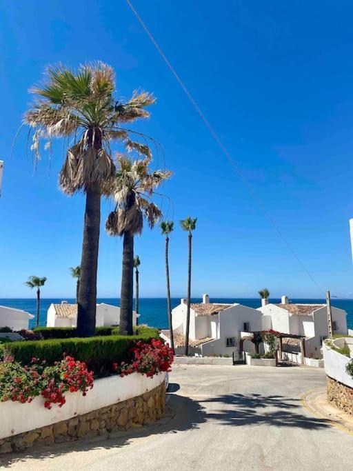 Nyrenoverat! Beachfront Townhouse Med Pool Ferienhaus