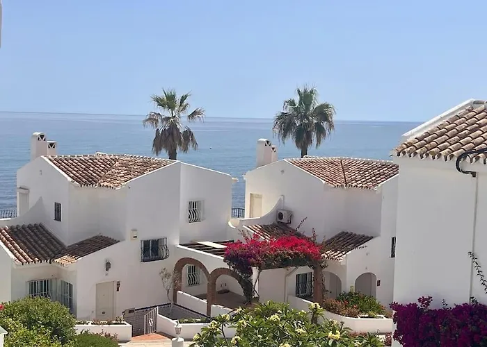Nyrenoverat! Beachfront Townhouse Med Pool