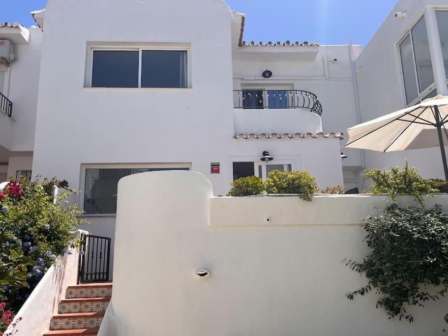 Nyrenoverat! Beachfront Townhouse Med Pool Malaga