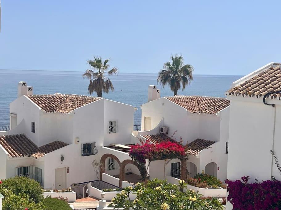 Nyrenoverat! Beachfront Townhouse Med Pool * Malaga